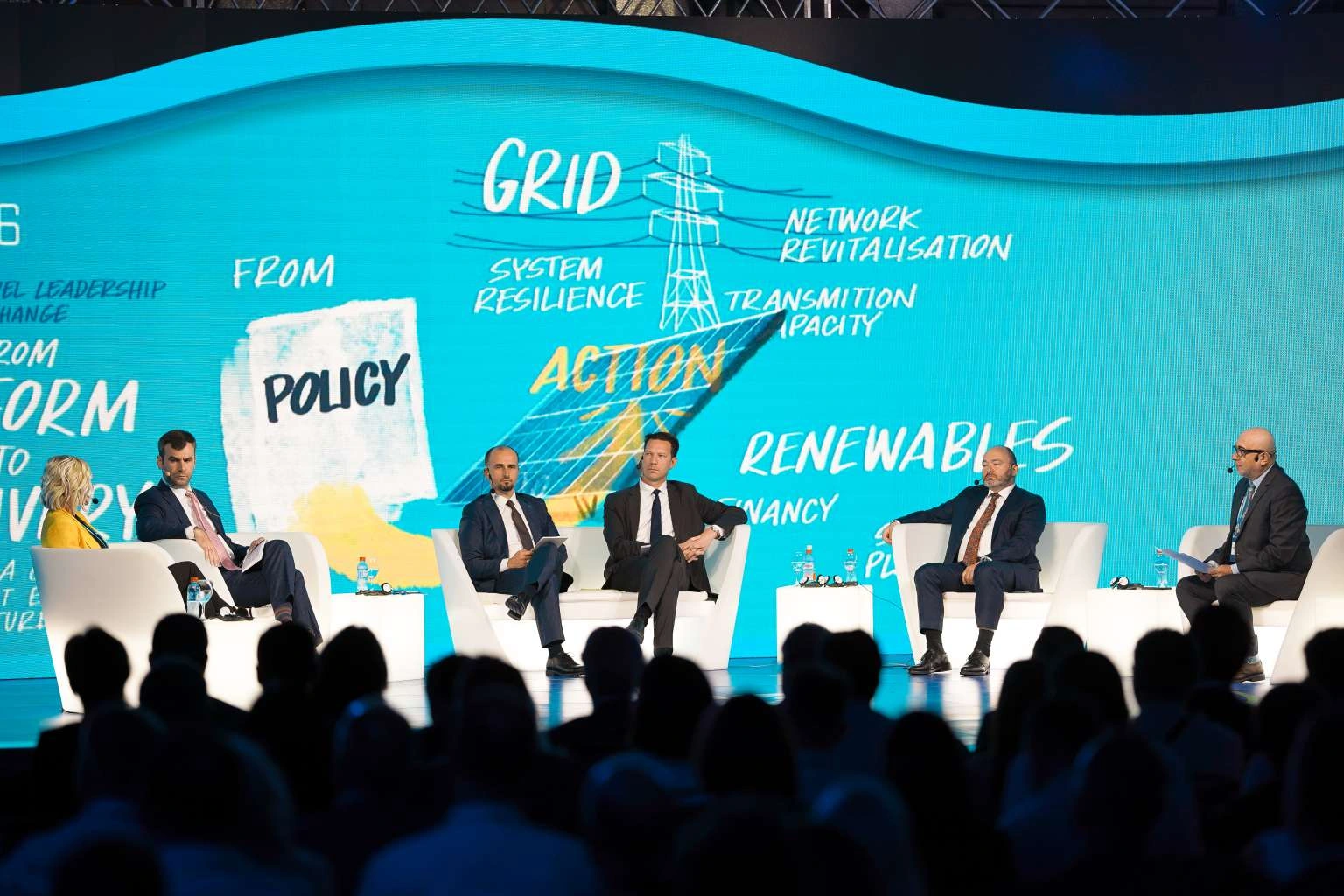MEF 2026’da enerji dönüşümü üzerine panel ve izleyiciler.